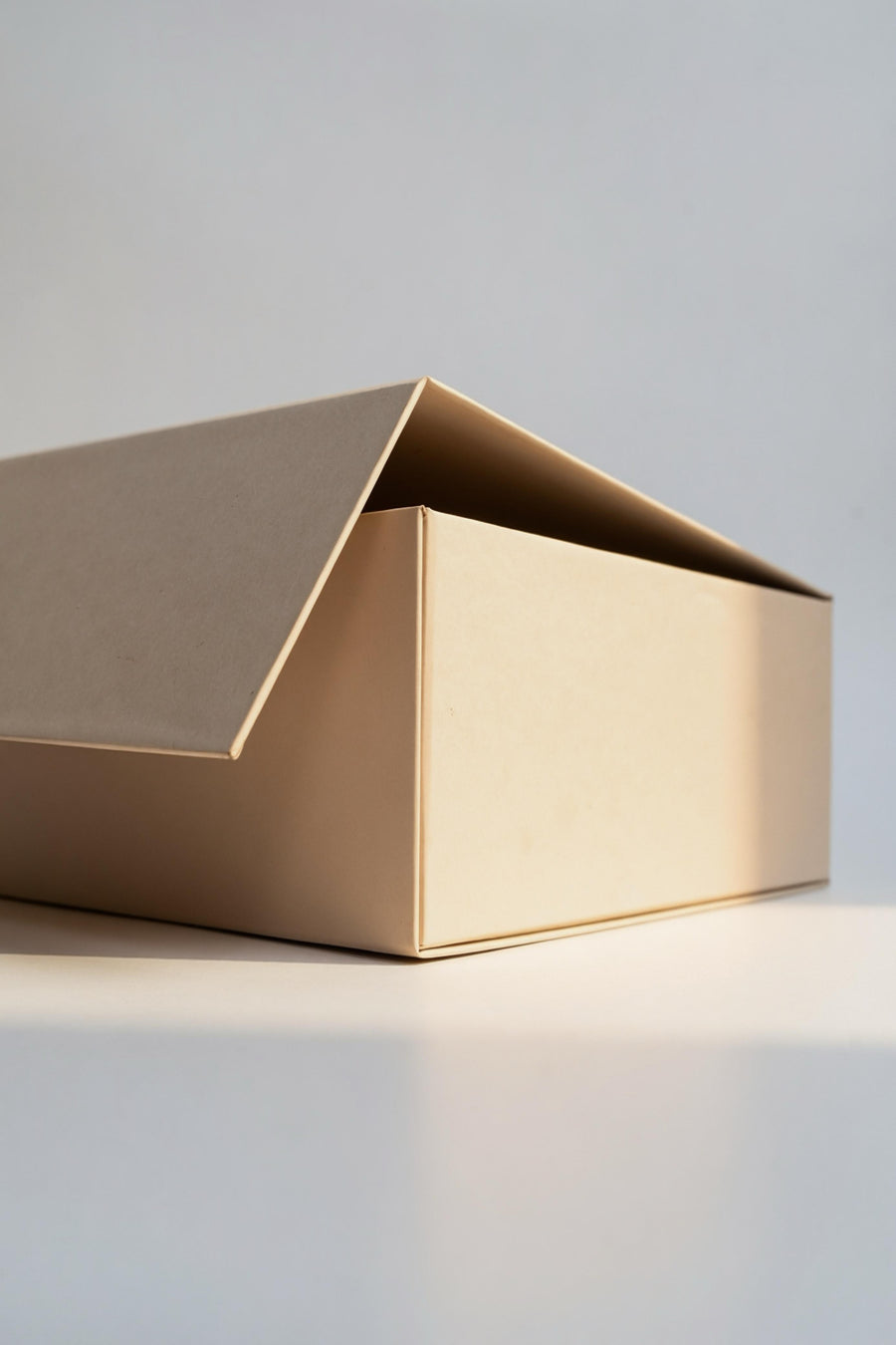 Off-White Magnet Collapsible Box